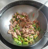 家常菜芹菜炒猪肝做法图解7)