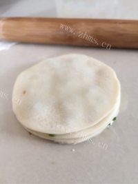 美味的自制简易葱油饼做法图解2)