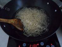 自己做的洋葱火腿炒面做法图解4)