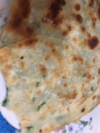 回味无穷的葱花饼做法图解9)