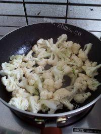 家常菜清炒花菜做法图解3)