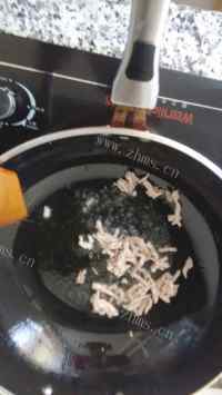 家常菜蒜苔炒肉做法图解3)