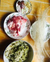 自制酸菜粉丝肉丝汤做法图解1)