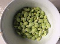 口感好的青豆炒肉做法图解2)