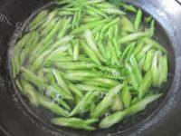 「DIY美食」芹菜炒肉做法图解7)
