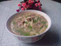 家常菜金针菇排骨汤