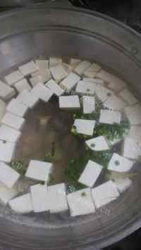 色泽不错的花蛤豆腐汤做法图解4)