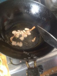咸甜适中的芹菜炒肉做法图解2)