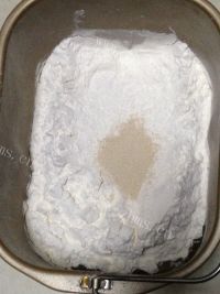 自制香肠面包做法图解1)