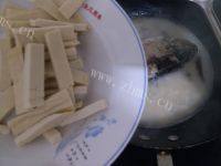 超级好吃的鲫鱼豆腐汤做法图解8)