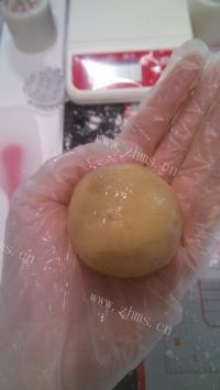 美味的蛋黄莲蓉广式月饼做法图解6)