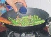 家常菜青椒炒腊味做法图解7)