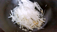 温暖的白萝卜紫菜虾皮汤做法图解6)