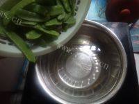 口感极佳的虾仁炒荷兰豆做法图解3)