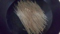 自制白菜炖粉条做法图解1)