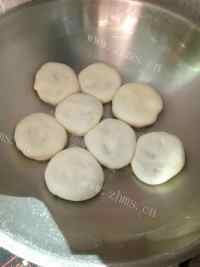 自制牛肉馅饼做法图解4)
