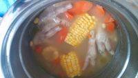 美味的鸡爪黄豆汤做法图解5)