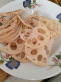 美味的竹芛莲菜炒肉做法图解4)