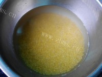 美味核桃蔓越莓拌小米饭做法图解2)