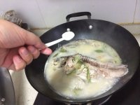香气浓郁的鲫鱼汤做法图解7)