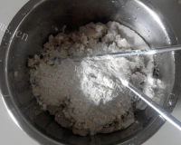 美味的豆渣煎饼做法图解2)