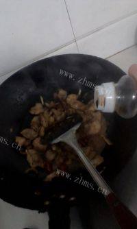 家常菜茶树菇烧五花肉做法图解8)