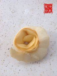 美味自制梨皮玫瑰花做法图解4)