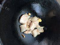 东北酸菜炖白肉做法图解5)