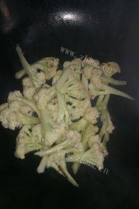 家常菜炒花菜做法图解4)