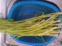芹菜木耳炒肉丝做法图解3)