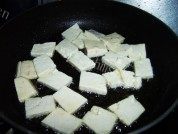 家常菜腊肠炒豆腐做法图解5)