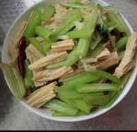 家常菜芹菜炒腐竹