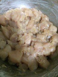 家常菜毛豆炒鸡丁做法图解1)