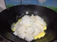 美味的虾皮蛋炒饭做法图解4)