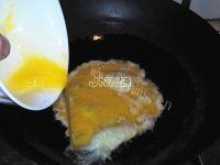 韭菜鸡蛋虾仁煎饺做法图解3)