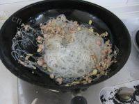家常菜肉末炒粉丝做法图解5)