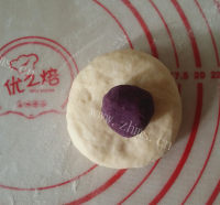 美味的炼乳紫薯扇子面包做法图解8)