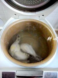 自制西兰花萝卜鸡汤做法图解8)