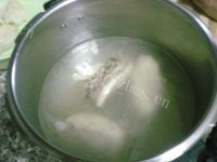 美味的羊小排炖酸菜做法图解2)