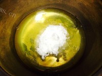 自制黑芝麻戚风蛋糕做法图解9)