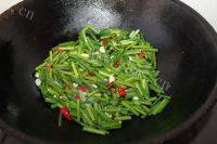 美味的韭菜苔炒鸡蛋做法图解8)