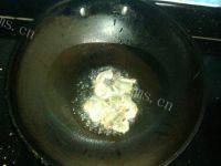 家常菜荷兰豆炒虾仁做法图解3)