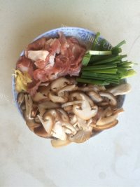 色泽鲜亮的香菇炒肉片做法图解1)