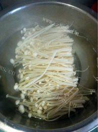 家常菜白灼金针菇做法图解2)