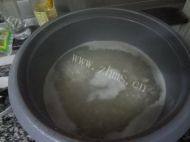 诱人的皮蛋瘦肉粥做法图解4)