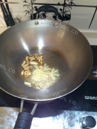 色香味浓的平菇炒肉做法图解6)