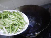 简易的芹菜炒香肠做法图解3)