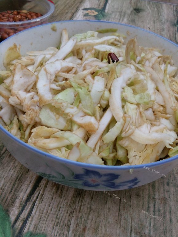 香气浓郁的凉拌卷心菜