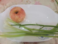 好喝的芹菜苹果汁做法图解1)