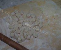 简单版韭菜鸡蛋水饺做法图解2)